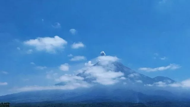 Gunung Semeru Erupsi, Meletus Setinggi 700 Meter di Atas Puncak - GenPI.co