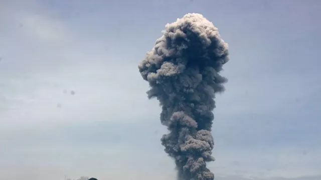 Status Waspada, Badan Geologi Larang Pendakian Gunung Marapi saat Libur Nataru - GenPI.co