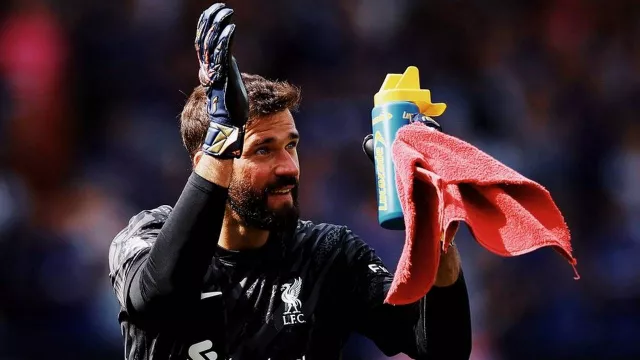 Arne Slot Prediksi Alisson Becker Bakal Sembuh Sebelum Ganti Tahun - GenPI.co