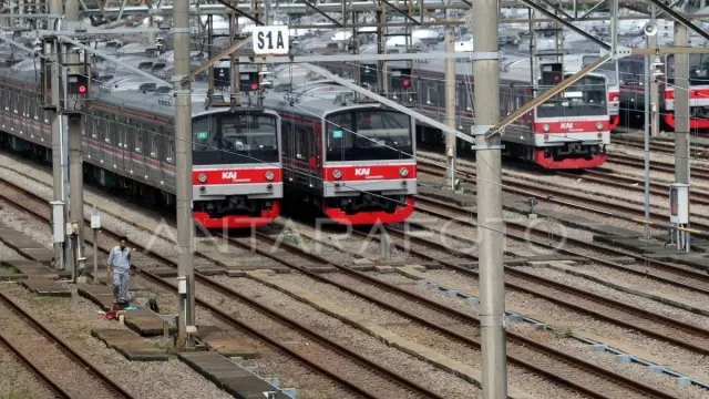  Penumpang Boleh Makan dan Minum Saat Berbuka Puasa di KRL - GenPI.co