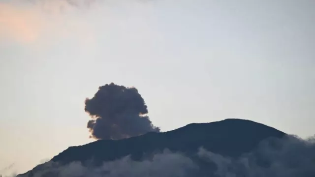 Gunung Ibu di Maluku Utara Alami Erupsi 3 Kali - GenPI.co Gunung Ibu di Maluku Utara Alami Erupsi 3 Kali - GenPI.co