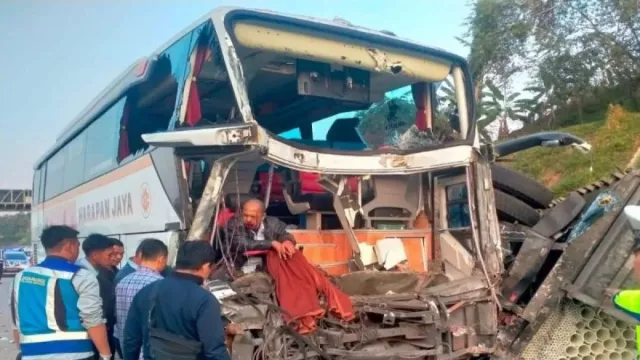 Bus Tabrak Truk di Jalan Tol Batang-Semarang, 6 Orang Luka-Luka - GenPI.co Bus Tabrak Truk di Jalan Tol Batang-Semarang, 6 Orang Luka-Luka - GenPI.co