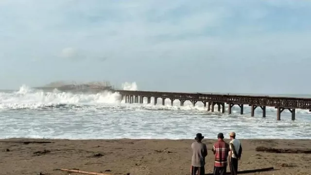 Ombak Besar Terjang Bekas Dermaga di Sukabumi, 3 Nelayan Hilang - GenPI.co