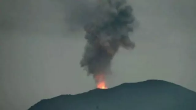 Gunung Lewotobi Laki-Laki Meletus, Keluarkan Abu Vulkanik dan Pijaran Api Setinggi 1 Km - GenPI.co Gunung Lewotobi Laki-Laki Meletus, Keluarkan Abu Vulkanik dan Pijaran Api Setinggi 1 Km - GenPI.co
