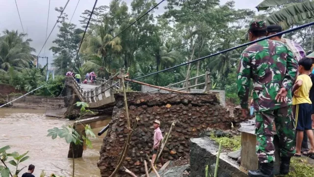 Banjir dan Longsor Landa Trenggalek, Rumah Warga Rusak dan Jembatan Putus - GenPI.co