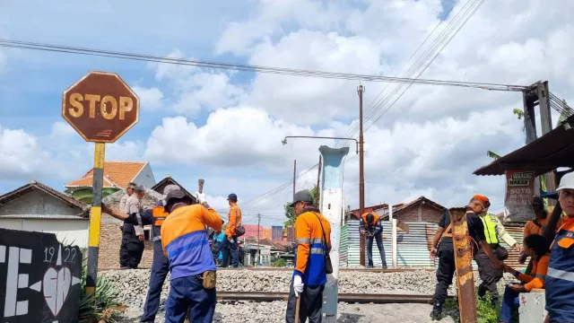 Daop 6 Yogyakarta Tutup Perlintasan Sebidang antara Stasiun Solo Kota dengan Sukoharjo - GenPI.co Daop 6 Yogyakarta Tutup Perlintasan Sebidang antara Stasiun Solo Kota dengan Sukoharjo - GenPI.co