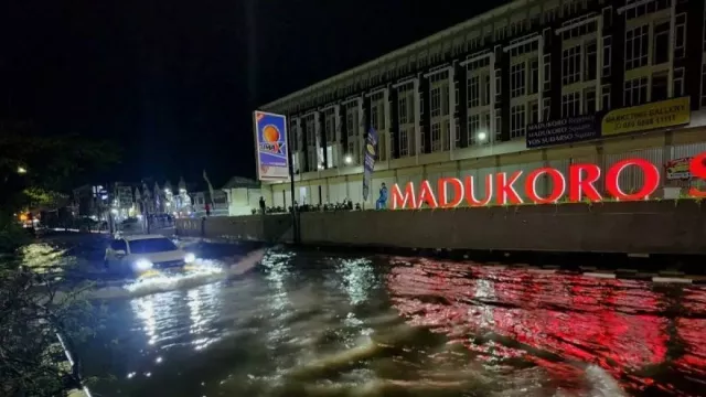 Diguyur Hujan Deras, Sejumlah Ruas Jalan di Kota Semarang Banjir - GenPI.co