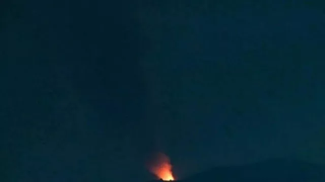 Gunung Ibu Erupsi, Lontarkan Lava Pijar dan Sinar Api Setinggi 100 Meter - GenPI.co