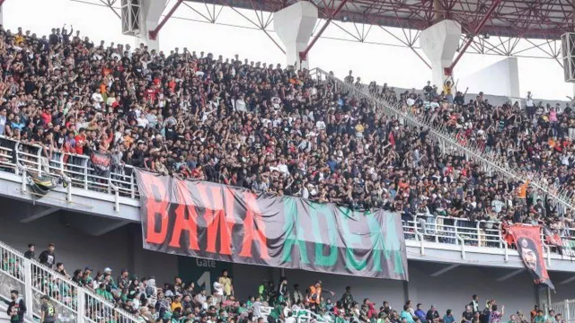 Bonek dan Jakmania Akur di Laga Persebaya vs Persija, Para Pelatih Takjub - GenPI.co