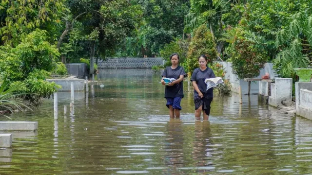  Masyarakat Diminta Waspada Hujan Lebat saat Libur Nataru - GenPI.co