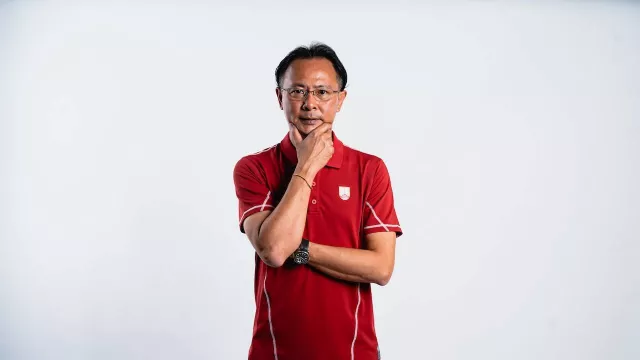 Berpengalaman 20 Tahun di Sepak Bola Asia Tenggara, Ong Kim Swee Resmi Tangani Persis Solo - GenPI.co