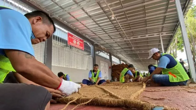 Warga Binaan Lapas Garut Dilatih Terampil Membuat Anyaman dari Serabut Kelapa - GenPI.co