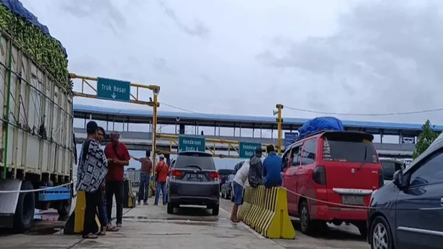 Cuaca Buruk di Selat Sunda, Pelabuhan Bakauheni Dipadati Antrean Kendaraan - GenPI.co