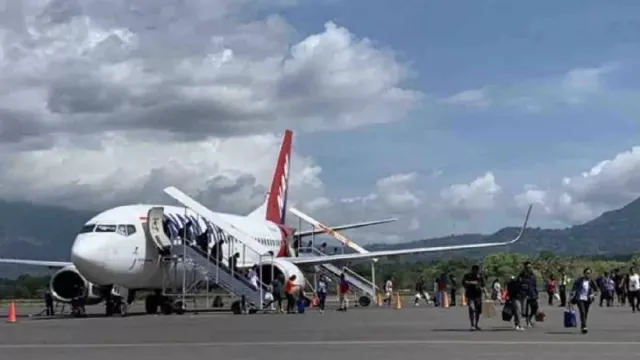 5 Bulan Ditutup Akibat Erupsi Gunung Lewotobi Laki-Laki, Bandara Frans Seda Maumere Kembali Beroperasi - GenPI.co