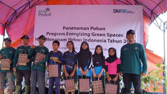 PLN Ajak Siswa SDN Banjarsari Tanam Pohon pada Program Energizing Green Spaces - GenPI.co