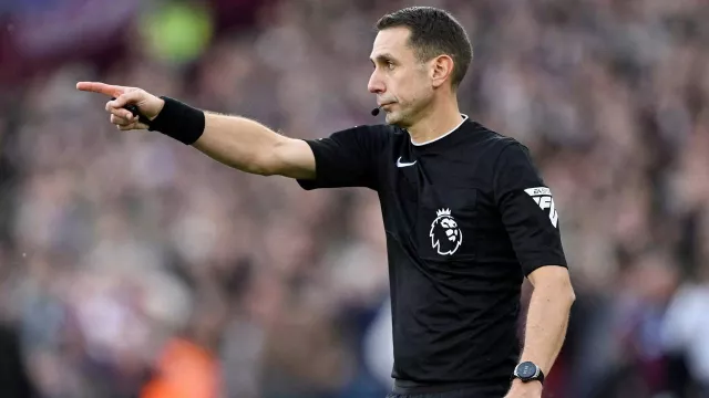 Hina Liverpool, David Coote Resmi Dipecat oleh Asosiasi Wasit Liga Inggris - GenPI.co