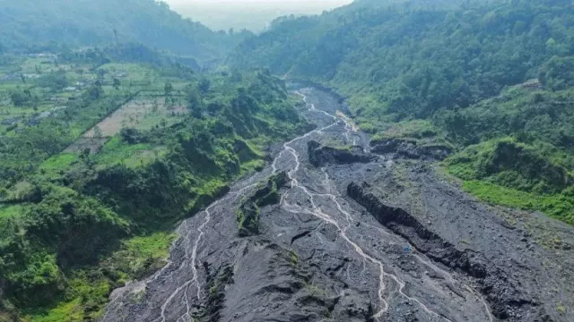 BPPTKG Ingatkan Potensi Lahar Hujan Material Vulkanik Gunung Merapi, Masyarakat Diminta Waspada - GenPI.co