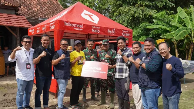 Telkomsel Berikan Bantuan untuk Warga Terdampak Bencana di Kabupaten Cianjur - GenPI.co