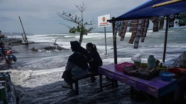  Waspadai Cuaca Buruk di Perairan - GenPI.co