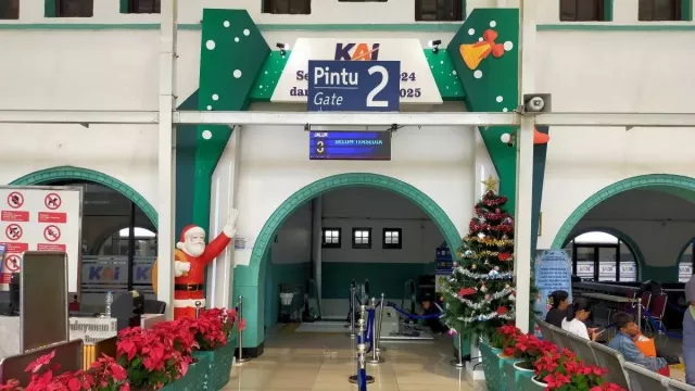 Keren! Stasiun di Daop 1 Jakarta Dihiasi Ornamen Natal, Termasuk Stasiun Gambir dan Pasar Senen - GenPI.co