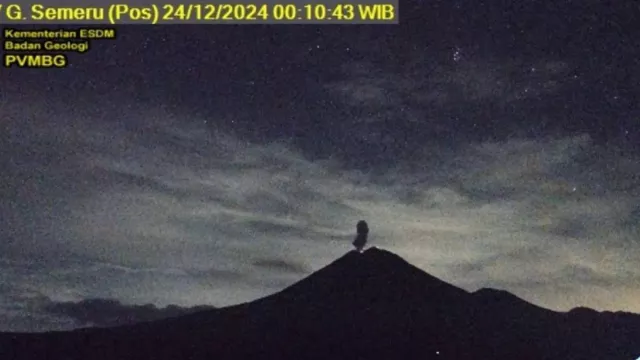 Tetap Waspada! Gunung Semeru Erupsi, Letusan Setinggi 900 Meter - GenPI.co