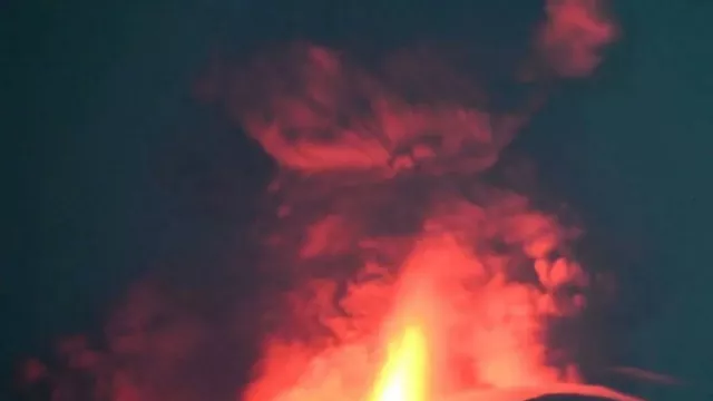 Waspada! Gunung Ibu Meletus Lagi, Luncurkan Lava Pijar Setinggi 700 Meter - GenPI.co