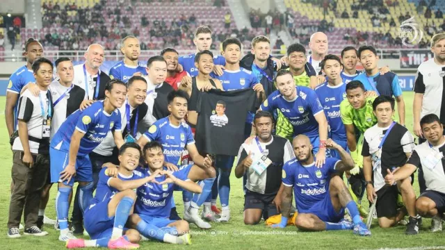 Geser Persebaya Surabaya dan Kalahkan Persis Solo, Persib Bandung Juara Paruh Musim Liga 1 - GenPI.co