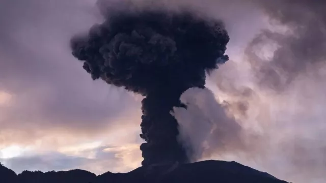 Gunung Marapi Meletus Lagi, Lontarkan Abu Vulkanik Setinggi 500 Meter - GenPI.co