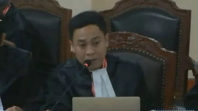 Kubu Risma Minta MK Diskualifikasi Khofifah dan Emil Dardak di Pilkada Jawa Timur - GenPI.co