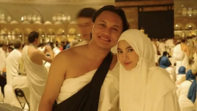 Rizky Febian Lega Bawa Mahalini Umrah, Alhamdulillah - GenPI.co