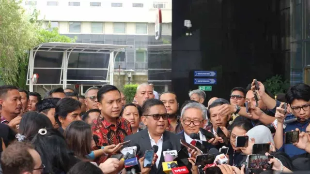 Hasto Kristiyanto Penuhi Panggilan KPK untuk Diperiksa Sebagai Tersangka - GenPI.co