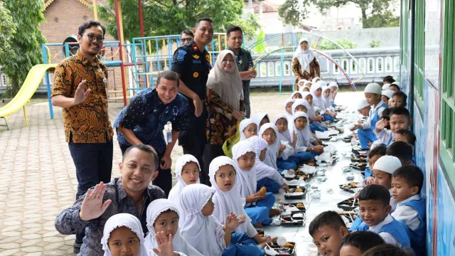 Dukung Pemenuhan Gizi Anak, KAI Daop 6 Beri Makan Bergizi Gratis kepada 1.000 Siswa di Boyolali - GenPI.co