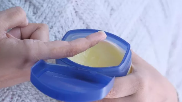 Vaseline Jadi Solusi Serbaguna untuk Merawat Kulit - GenPI.co