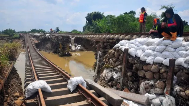 Jalur Rel di Grobogan Belum Normal, Perjalanan 30 KA di Daop 4 Semarang Masih Dialihkan - GenPI.co