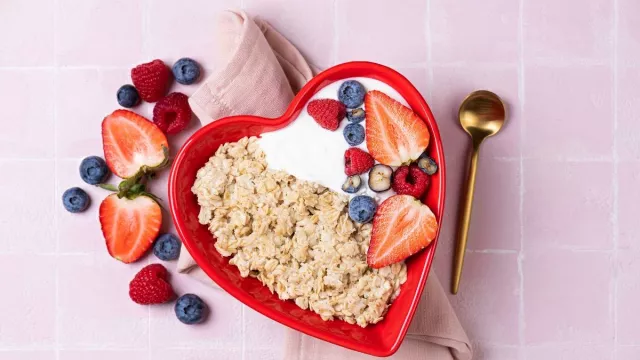 Oatmeal Campur Buah Beri Bisa Jadi Camilan Sehat untuk Melindungi Jantung - GenPI.co