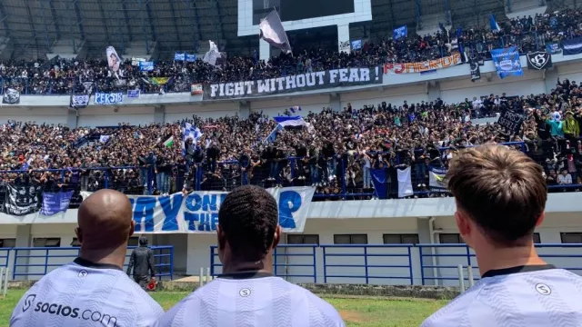 Jelang Duel Klasik Lawan Persija, Bobotoh Tumpah Ruah Dukung Persib di GBLA - GenPI.co