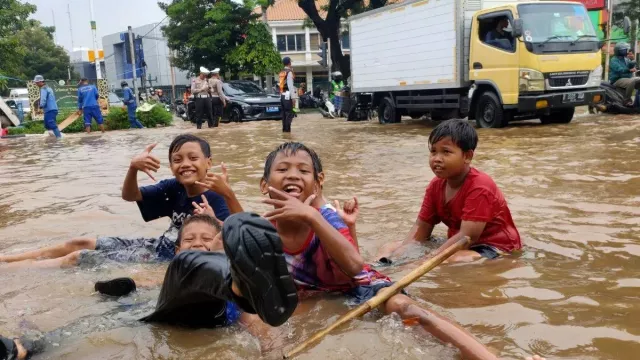 Tangani Banjir Jabodetabek, AHY dan Kementerian PU Turunkan Alat Berat - GenPI.co