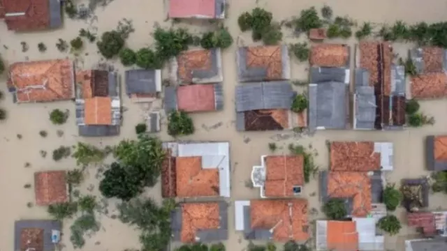 Banjir di Karawang Tak Kunjung Surut, Ratusan Rumah Terendam Sepekan - GenPI.co