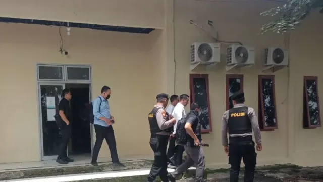 Geledah Kantor Dinas PUPR OKU, KPK Bawa 4 Koper Besar - GenPI.co