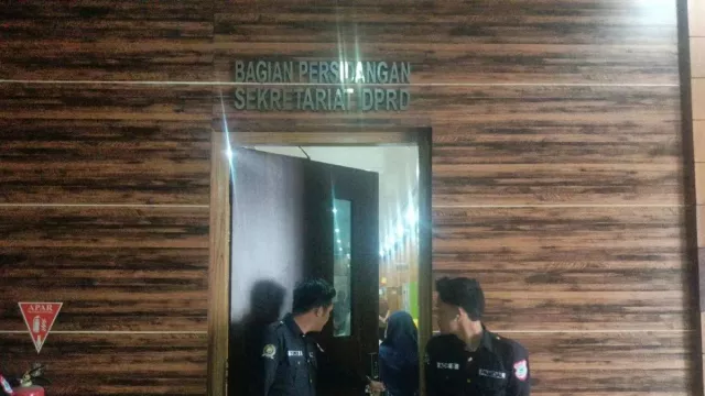 Giliran Kantor DPRD OKU Digeledah KPK - GenPI.co Giliran Kantor DPRD OKU Digeledah KPK - GenPI.co