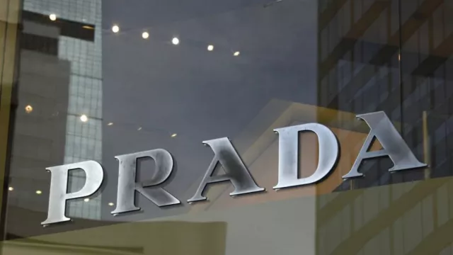 Prada Resmi Akuisisi Rumah Mode Versace, Janji Pertahankan Ciri Khas Merek - GenPI.co Prada Resmi Akuisisi Rumah Mode Versace, Janji Pertahankan Ciri Khas Merek - GenPI.co