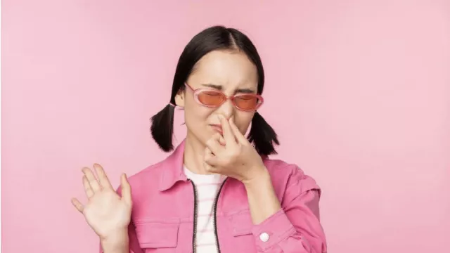 Area Wanita Keluarkan Bau Tak Sedap? Daun Sirih Solusinya! - GenPI.co Area Wanita Keluarkan Bau Tak Sedap? Daun Sirih Solusinya! - GenPI.co
