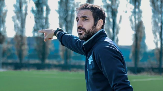 Dilirik Klub Top Eropa, Cesc Fabregas Pilih Bertahan di Como 1907 - GenPI.co Dilirik Klub Top Eropa, Cesc Fabregas Pilih Bertahan di Como 1907 - GenPI.co
