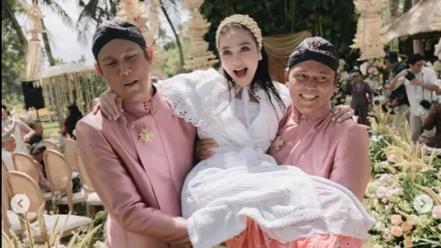 Luna Maya Resmi Menikah dengan Maxime Bouttier, Maskawin Emas 7,5 Gram - GenPI.co Luna Maya Resmi Menikah dengan Maxime Bouttier, Maskawin Emas 7,5 Gram - GenPI.co