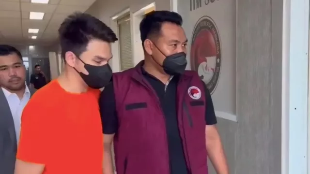 Sudah Jadi Tersangka, Jonathan Frizzy Belum Ditahan, Cuma Wajib Lapor - GenPI.co Sudah Jadi Tersangka, Jonathan Frizzy Belum Ditahan, Cuma Wajib Lapor - GenPI.co
