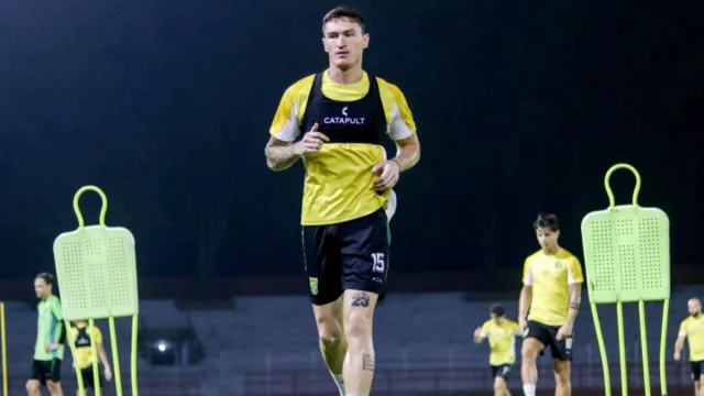 Slavko Kembali, Benteng Pertahanan Persebaya Surabaya Semakin Kokoh - GenPI.co Slavko Kembali, Benteng Pertahanan Persebaya Surabaya Semakin Kokoh - GenPI.co