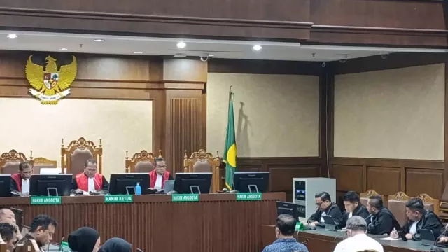 2 Hakim Pemberi Vonis Bebas Ronald Tannur Dihukum 7 Tahun Penjara & Denda Rp500 Juta - GenPI.co 2 Hakim Pemberi Vonis Bebas Ronald Tannur Dihukum 7 Tahun Penjara & Denda Rp500 Juta - GenPI.co