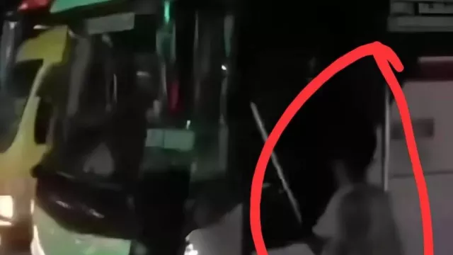 Kesal Dilarang Ngamen, Pengamen Rusak Bus Primajasa di Tangerang - GenPI.co Kesal Dilarang Ngamen, Pengamen Rusak Bus Primajasa di Tangerang - GenPI.co