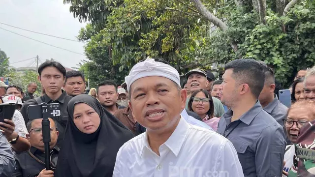 Dedi Mulyadi Jamin Biaya Pendidikan Anak Korban Tewas Ledakan Amunisi di Garut - GenPI.co Dedi Mulyadi Jamin Biaya Pendidikan Anak Korban Tewas Ledakan Amunisi di Garut - GenPI.co