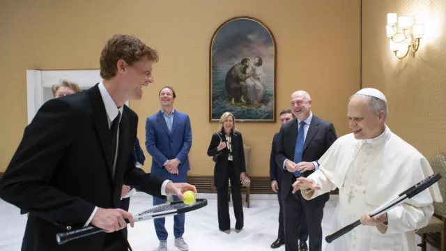 Paus Leo XIV Sambut Jannik Sinner di Vatikan, Raket Tenis Jadi Simbol Keakraban - GenPI.co Paus Leo XIV Sambut Jannik Sinner di Vatikan, Raket Tenis Jadi Simbol Keakraban - GenPI.co